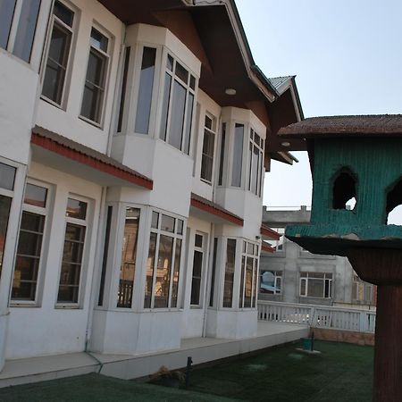 Kaisar Hotel Srīnagar Exterior foto